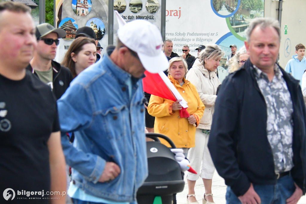 Kilkaset osób na wiecu wyborczym Grzegorza Brauna w Biłgoraju: patriotyczne przesłanie i program „Tu jest Polska”