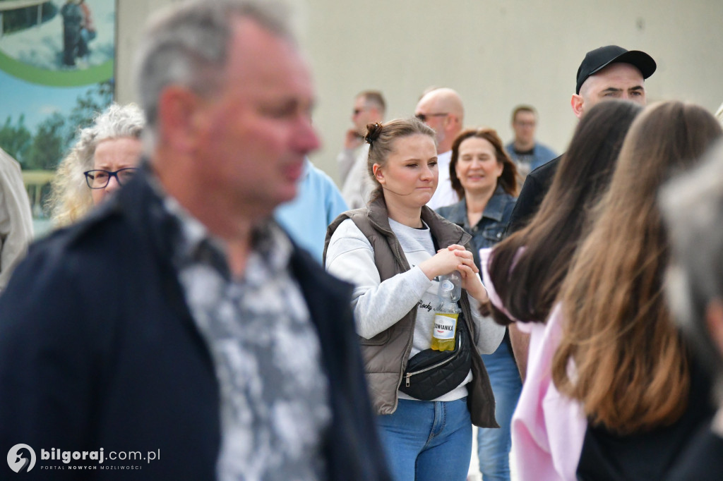 Kilkaset osób na wiecu wyborczym Grzegorza Brauna w Biłgoraju: patriotyczne przesłanie i program „Tu jest Polska”