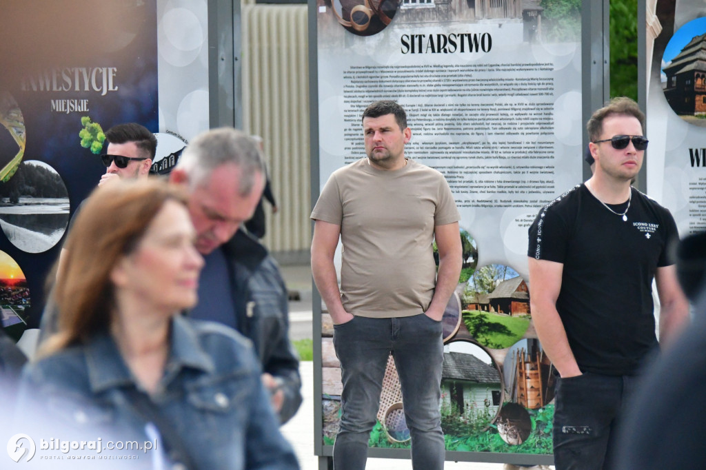 Kilkaset osób na wiecu wyborczym Grzegorza Brauna w Biłgoraju: patriotyczne przesłanie i program „Tu jest Polska”