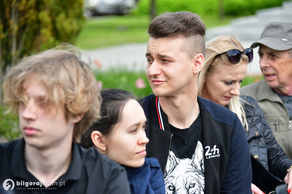 Kilkaset osób na wiecu wyborczym Grzegorza Brauna w Biłgoraju: patriotyczne przesłanie i program „Tu jest Polska”