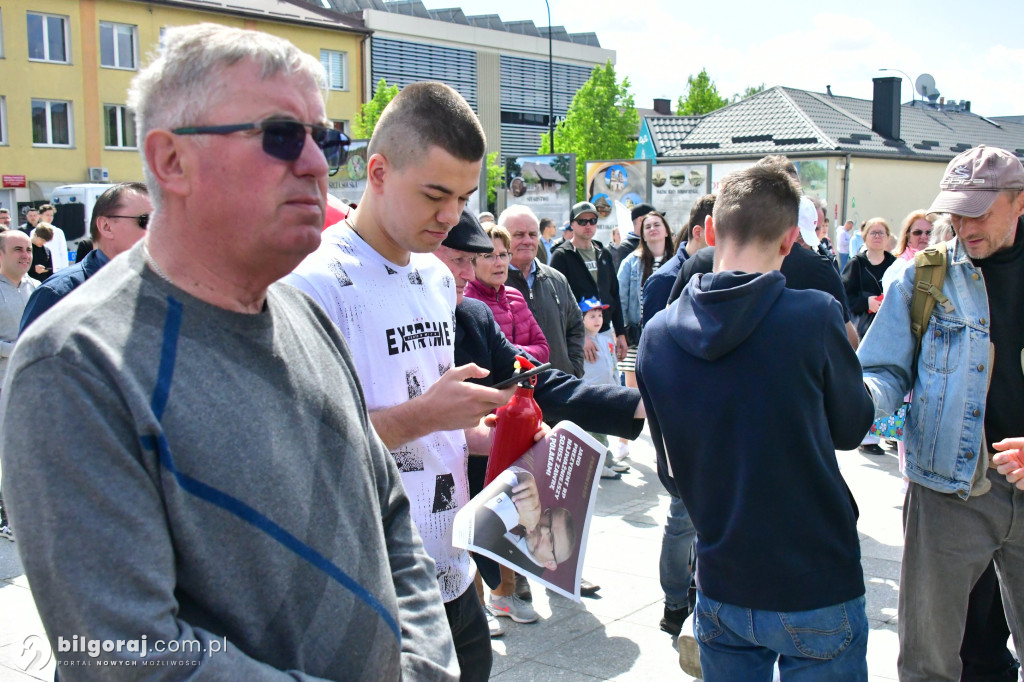 Kilkaset osób na wiecu wyborczym Grzegorza Brauna w Biłgoraju: patriotyczne przesłanie i program „Tu jest Polska”
