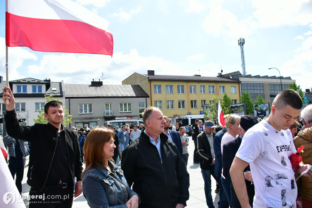 Kilkaset osób na wiecu wyborczym Grzegorza Brauna w Biłgoraju: patriotyczne przesłanie i program „Tu jest Polska”