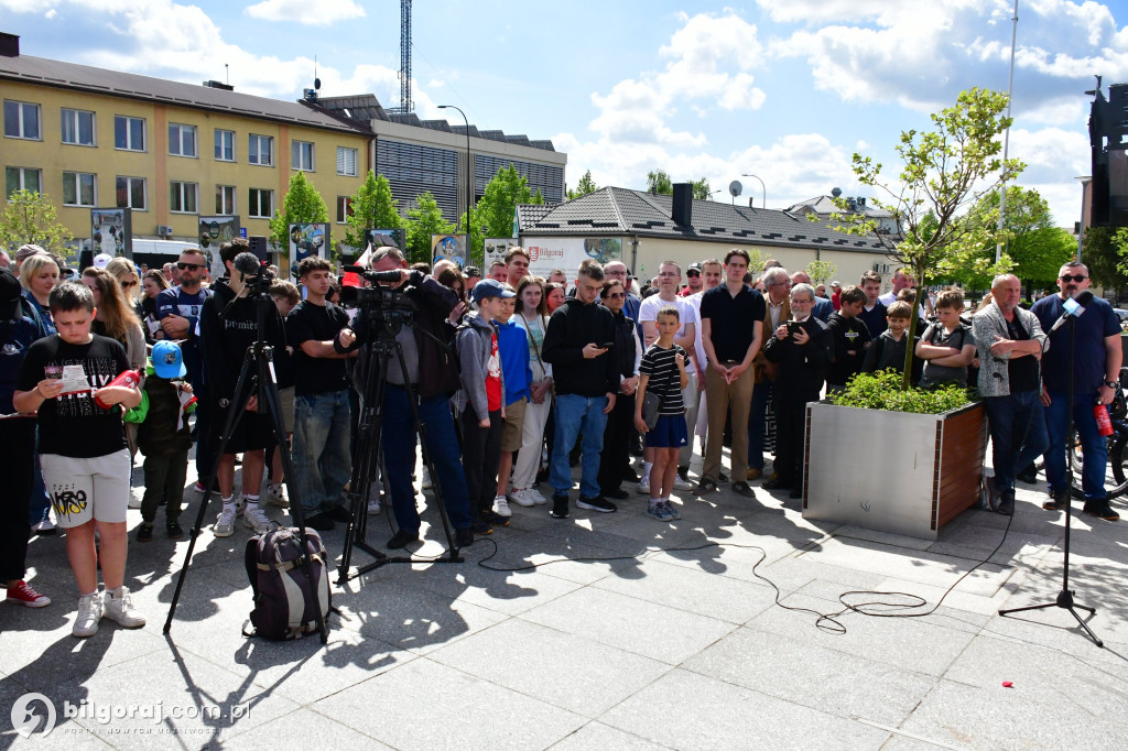 Kilkaset osób na wiecu wyborczym Grzegorza Brauna w Biłgoraju: patriotyczne przesłanie i program „Tu jest Polska”