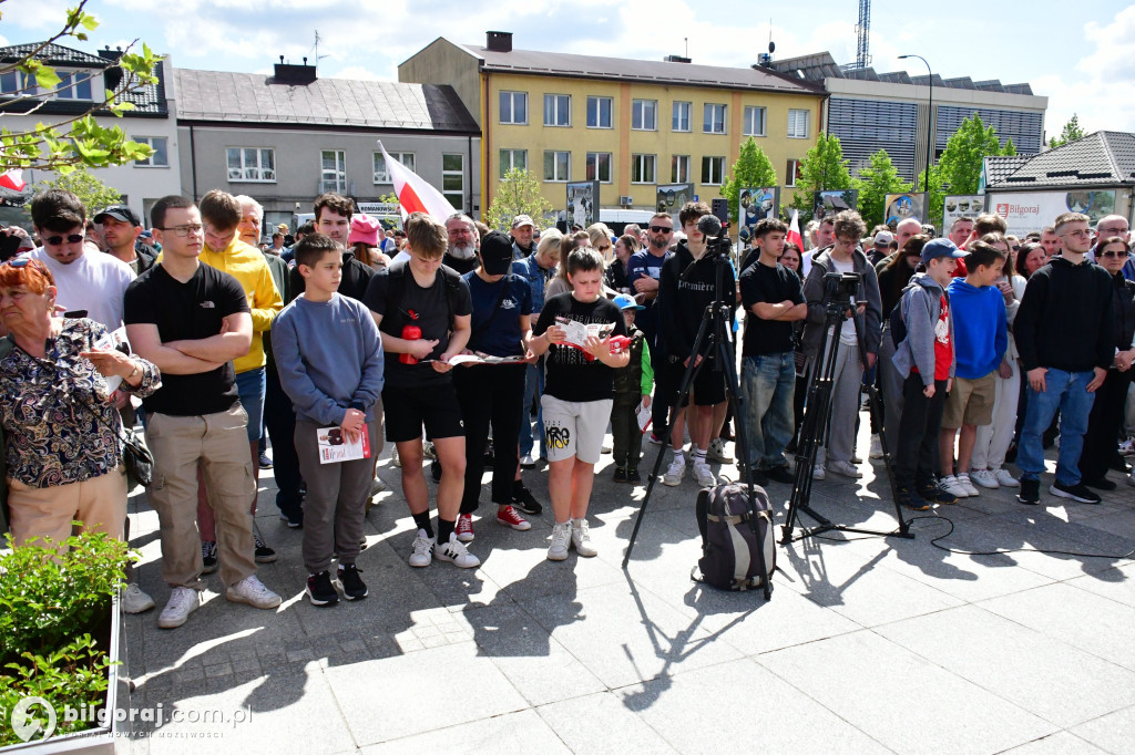 Kilkaset osób na wiecu wyborczym Grzegorza Brauna w Biłgoraju: patriotyczne przesłanie i program „Tu jest Polska”