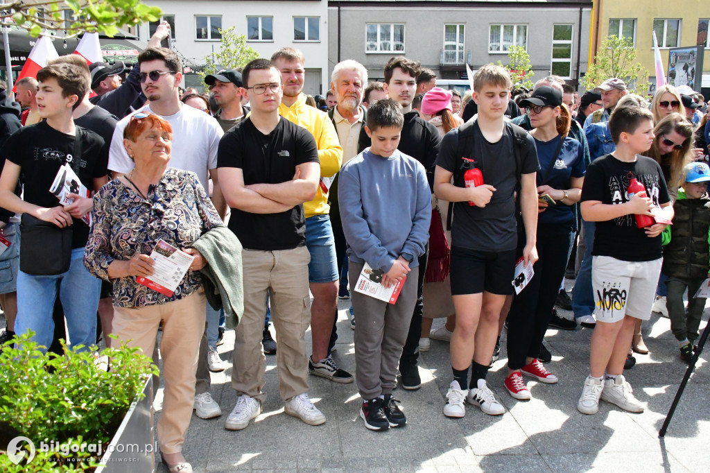 Kilkaset osób na wiecu wyborczym Grzegorza Brauna w Biłgoraju: patriotyczne przesłanie i program „Tu jest Polska”