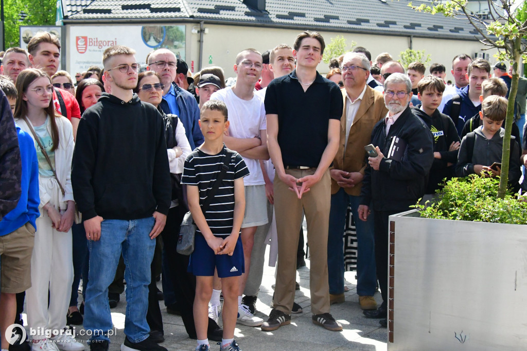 Kilkaset osób na wiecu wyborczym Grzegorza Brauna w Biłgoraju: patriotyczne przesłanie i program „Tu jest Polska”