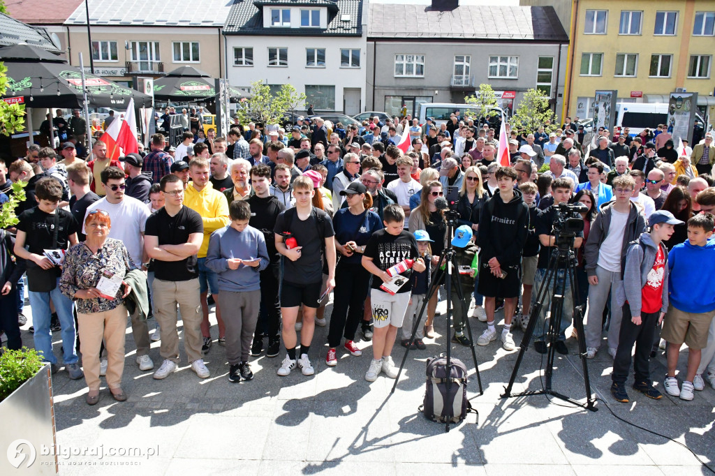 Kilkaset osób na wiecu wyborczym Grzegorza Brauna w Biłgoraju: patriotyczne przesłanie i program „Tu jest Polska”