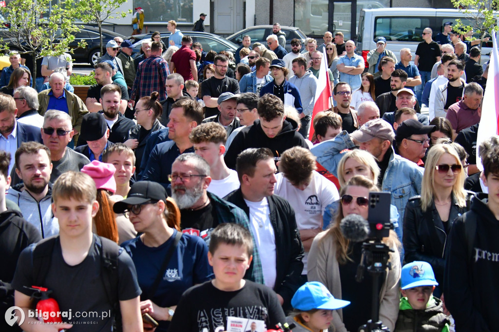 Kilkaset osób na wiecu wyborczym Grzegorza Brauna w Biłgoraju: patriotyczne przesłanie i program „Tu jest Polska”