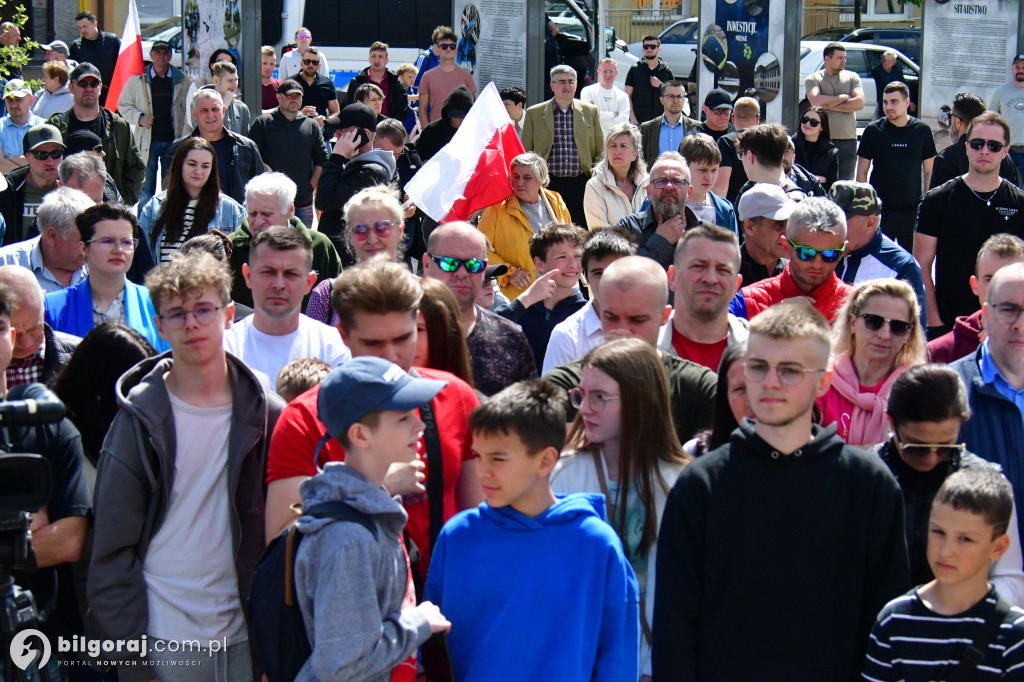 Kilkaset osób na wiecu wyborczym Grzegorza Brauna w Biłgoraju: patriotyczne przesłanie i program „Tu jest Polska”