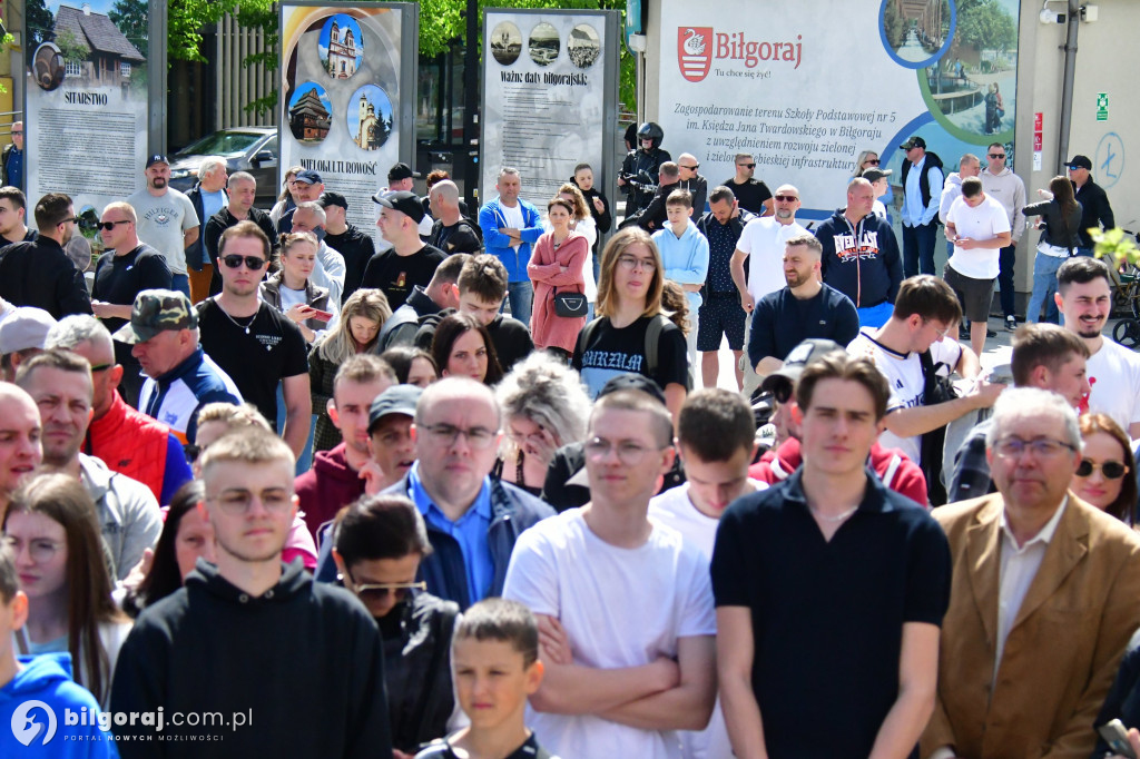 Kilkaset osób na wiecu wyborczym Grzegorza Brauna w Biłgoraju: patriotyczne przesłanie i program „Tu jest Polska”