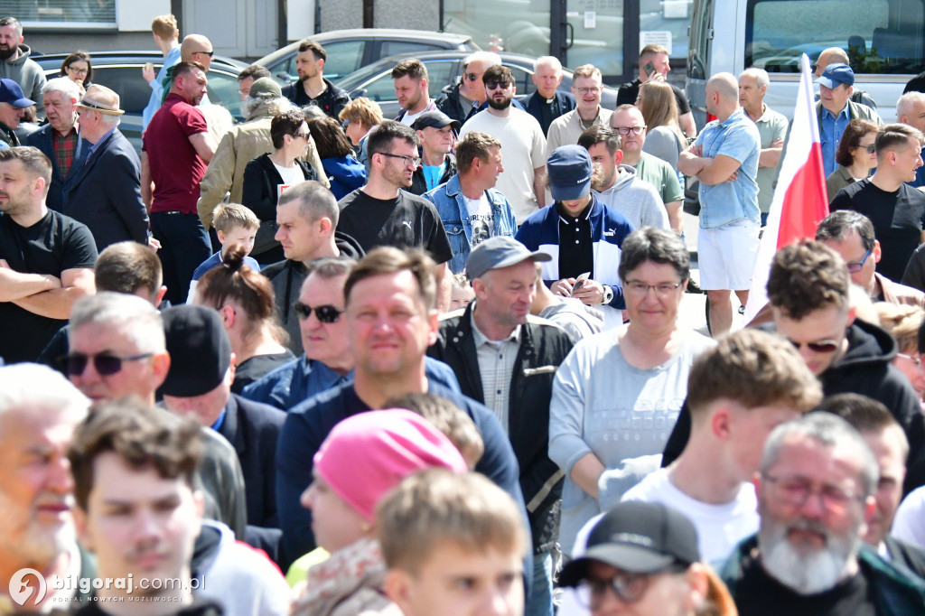 Kilkaset osób na wiecu wyborczym Grzegorza Brauna w Biłgoraju: patriotyczne przesłanie i program „Tu jest Polska”