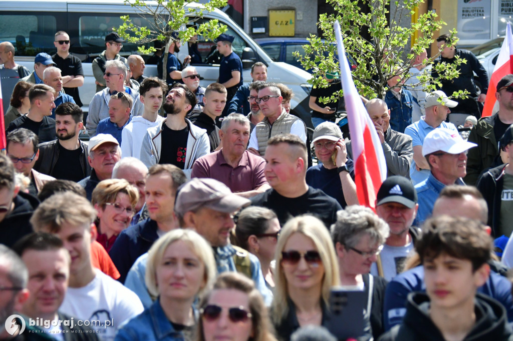 Kilkaset osób na wiecu wyborczym Grzegorza Brauna w Biłgoraju: patriotyczne przesłanie i program „Tu jest Polska”