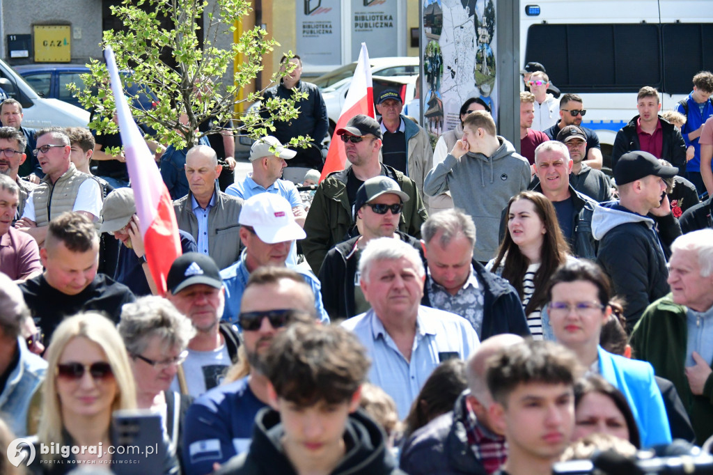 Kilkaset osób na wiecu wyborczym Grzegorza Brauna w Biłgoraju: patriotyczne przesłanie i program „Tu jest Polska”