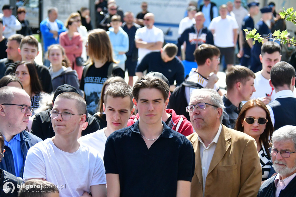 Kilkaset osób na wiecu wyborczym Grzegorza Brauna w Biłgoraju: patriotyczne przesłanie i program „Tu jest Polska”
