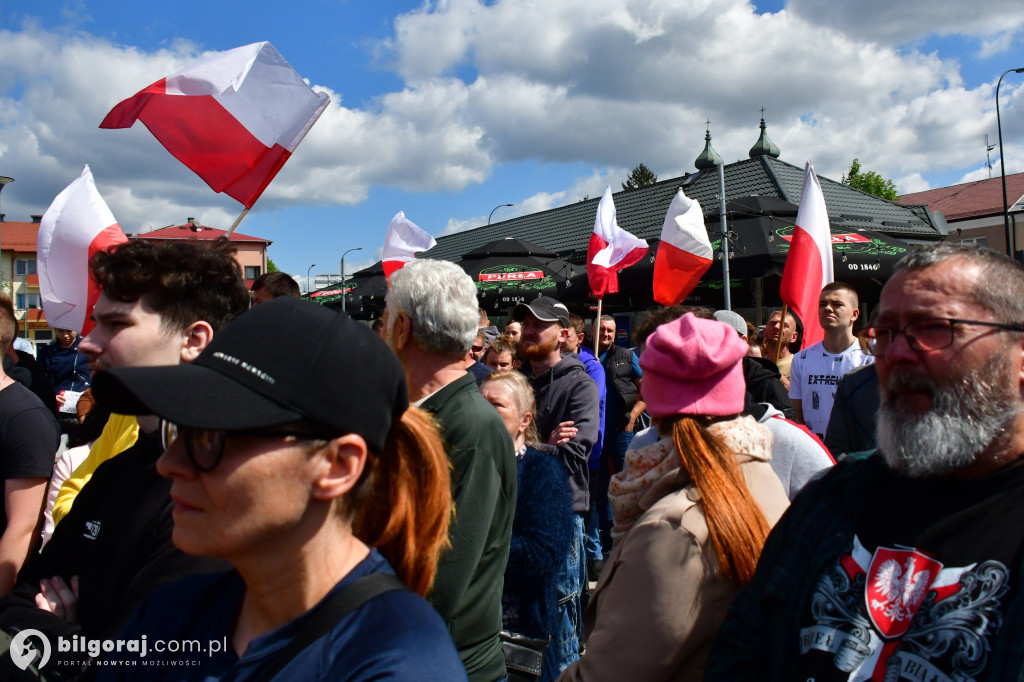 Kilkaset osób na wiecu wyborczym Grzegorza Brauna w Biłgoraju: patriotyczne przesłanie i program „Tu jest Polska”