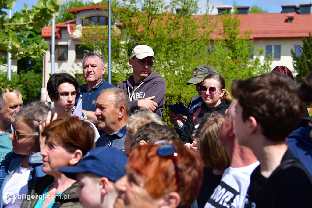 Kilkaset osób na wiecu wyborczym Grzegorza Brauna w Biłgoraju: patriotyczne przesłanie i program „Tu jest Polska”