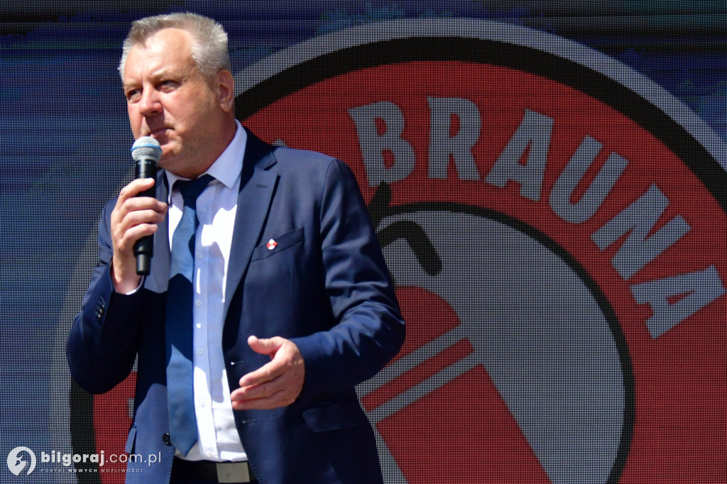 Kilkaset osób na wiecu wyborczym Grzegorza Brauna w Biłgoraju: patriotyczne przesłanie i program „Tu jest Polska”