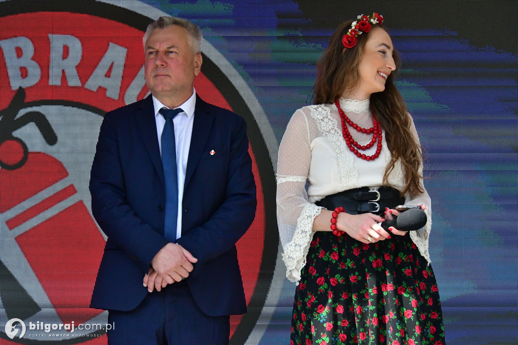 Kilkaset osób na wiecu wyborczym Grzegorza Brauna w Biłgoraju: patriotyczne przesłanie i program „Tu jest Polska”