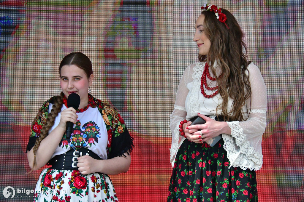 Kilkaset osób na wiecu wyborczym Grzegorza Brauna w Biłgoraju: patriotyczne przesłanie i program „Tu jest Polska”