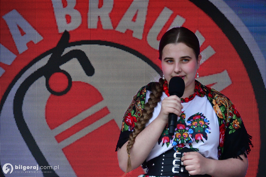 Kilkaset osób na wiecu wyborczym Grzegorza Brauna w Biłgoraju: patriotyczne przesłanie i program „Tu jest Polska”