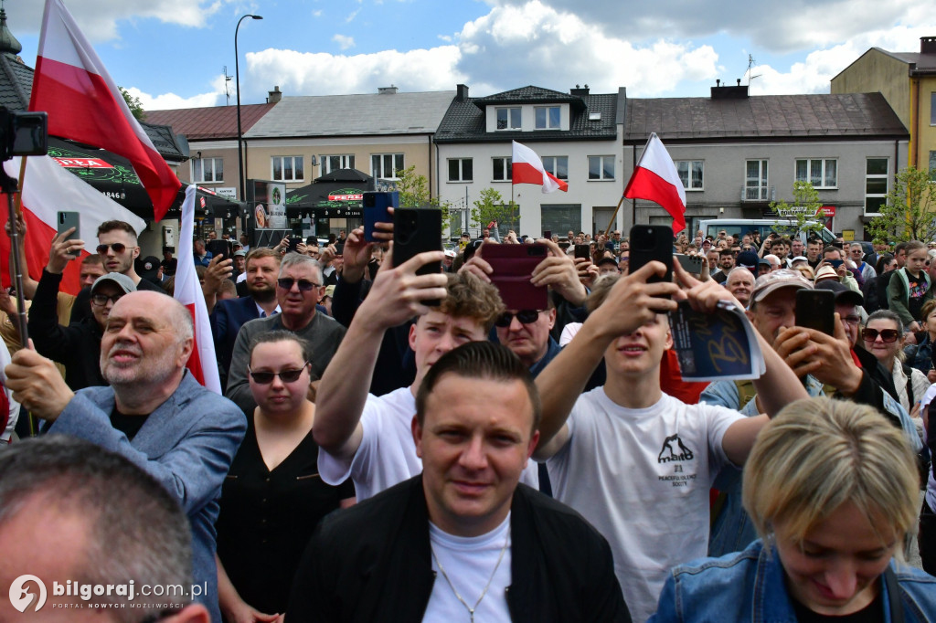 Kilkaset osób na wiecu wyborczym Grzegorza Brauna w Biłgoraju: patriotyczne przesłanie i program „Tu jest Polska”