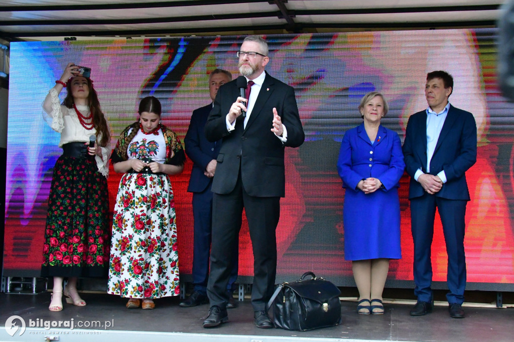 Kilkaset osób na wiecu wyborczym Grzegorza Brauna w Biłgoraju: patriotyczne przesłanie i program „Tu jest Polska”