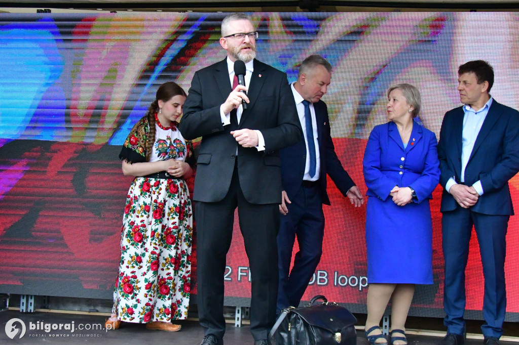 Kilkaset osób na wiecu wyborczym Grzegorza Brauna w Biłgoraju: patriotyczne przesłanie i program „Tu jest Polska”