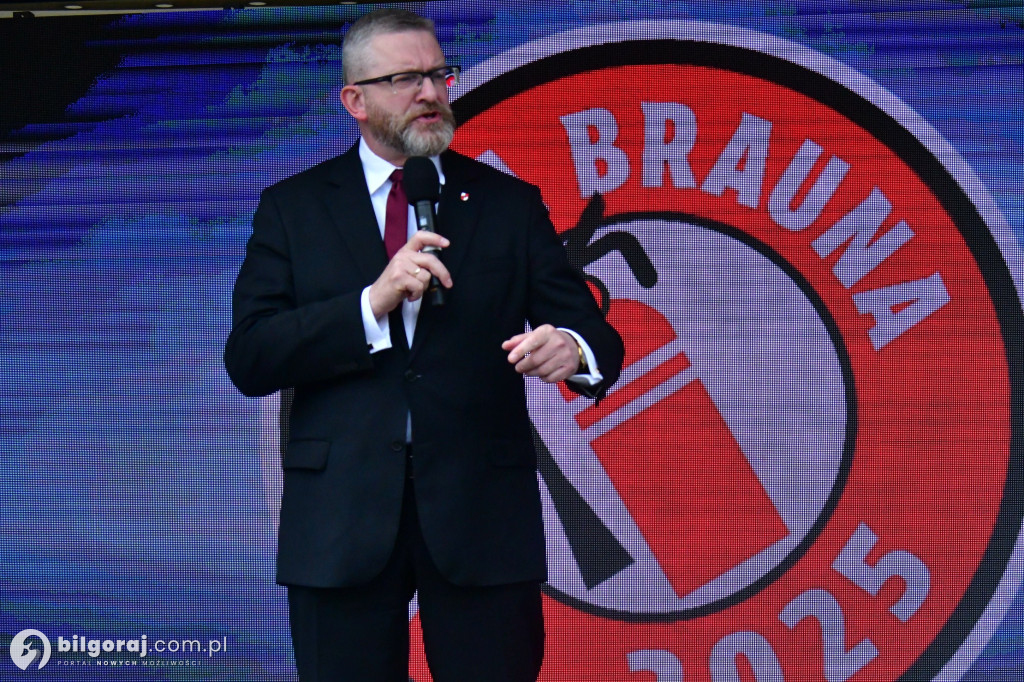 Kilkaset osób na wiecu wyborczym Grzegorza Brauna w Biłgoraju: patriotyczne przesłanie i program „Tu jest Polska”