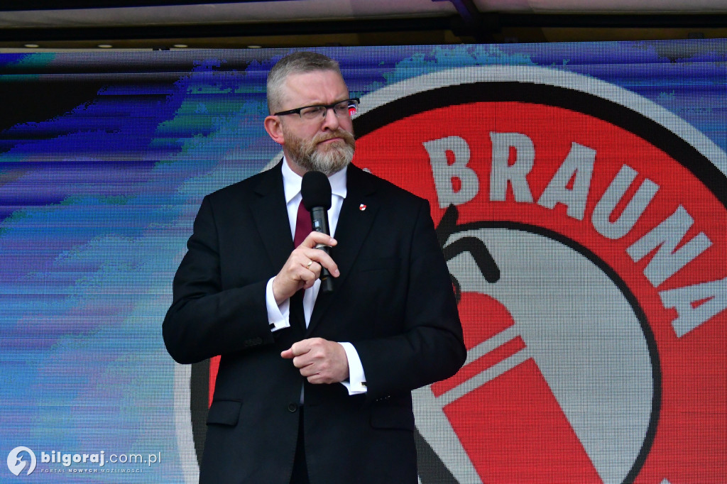 Kilkaset osób na wiecu wyborczym Grzegorza Brauna w Biłgoraju: patriotyczne przesłanie i program „Tu jest Polska”