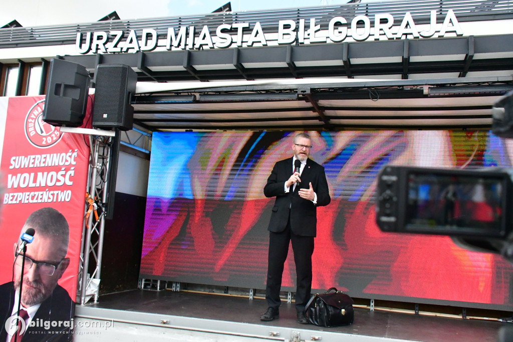 Kilkaset osób na wiecu wyborczym Grzegorza Brauna w Biłgoraju: patriotyczne przesłanie i program „Tu jest Polska”