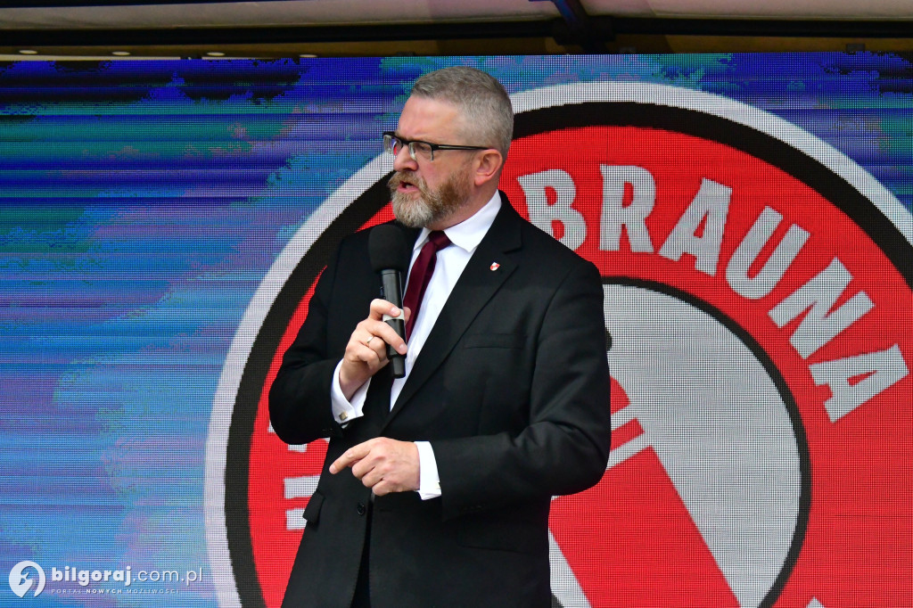 Kilkaset osób na wiecu wyborczym Grzegorza Brauna w Biłgoraju: patriotyczne przesłanie i program „Tu jest Polska”