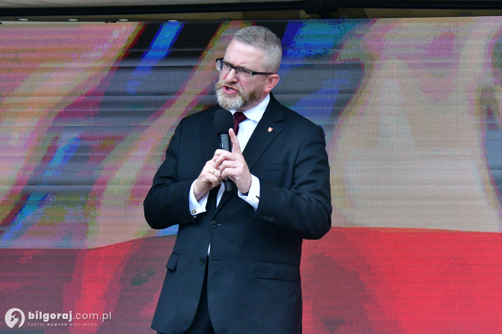 Kilkaset osób na wiecu wyborczym Grzegorza Brauna w Biłgoraju: patriotyczne przesłanie i program „Tu jest Polska”