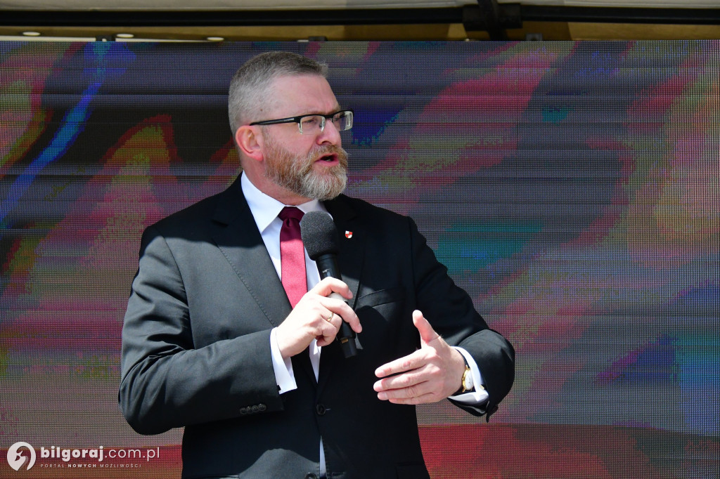 Kilkaset osób na wiecu wyborczym Grzegorza Brauna w Biłgoraju: patriotyczne przesłanie i program „Tu jest Polska”