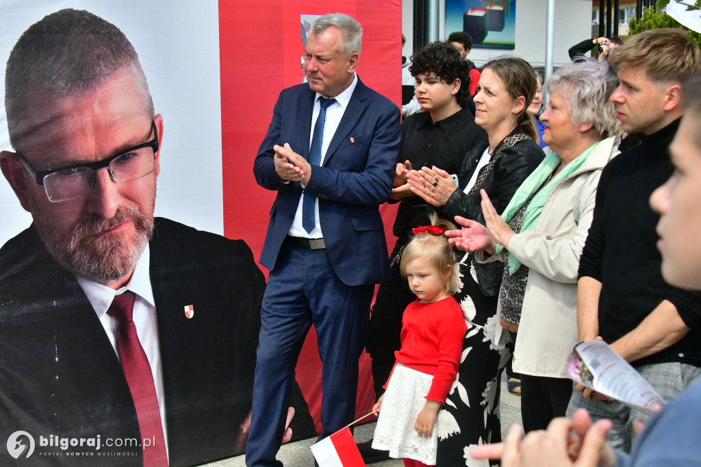 Kilkaset osób na wiecu wyborczym Grzegorza Brauna w Biłgoraju: patriotyczne przesłanie i program „Tu jest Polska”