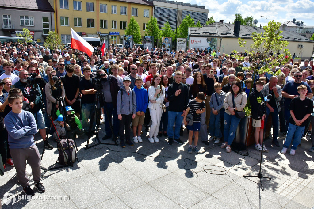 Kilkaset osób na wiecu wyborczym Grzegorza Brauna w Biłgoraju: patriotyczne przesłanie i program „Tu jest Polska”