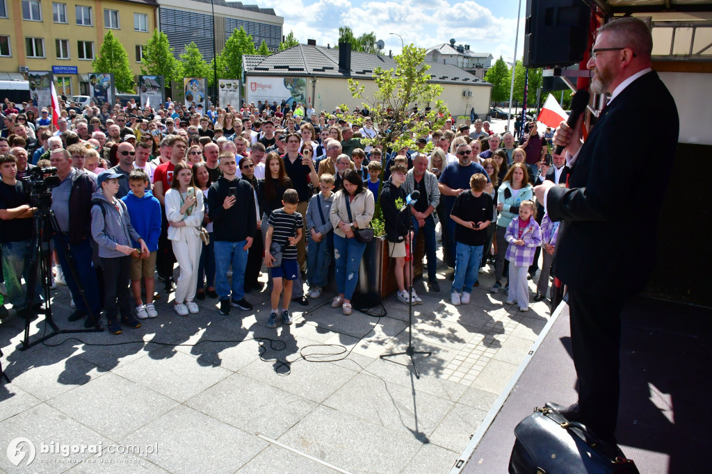 Kilkaset osób na wiecu wyborczym Grzegorza Brauna w Biłgoraju: patriotyczne przesłanie i program „Tu jest Polska”