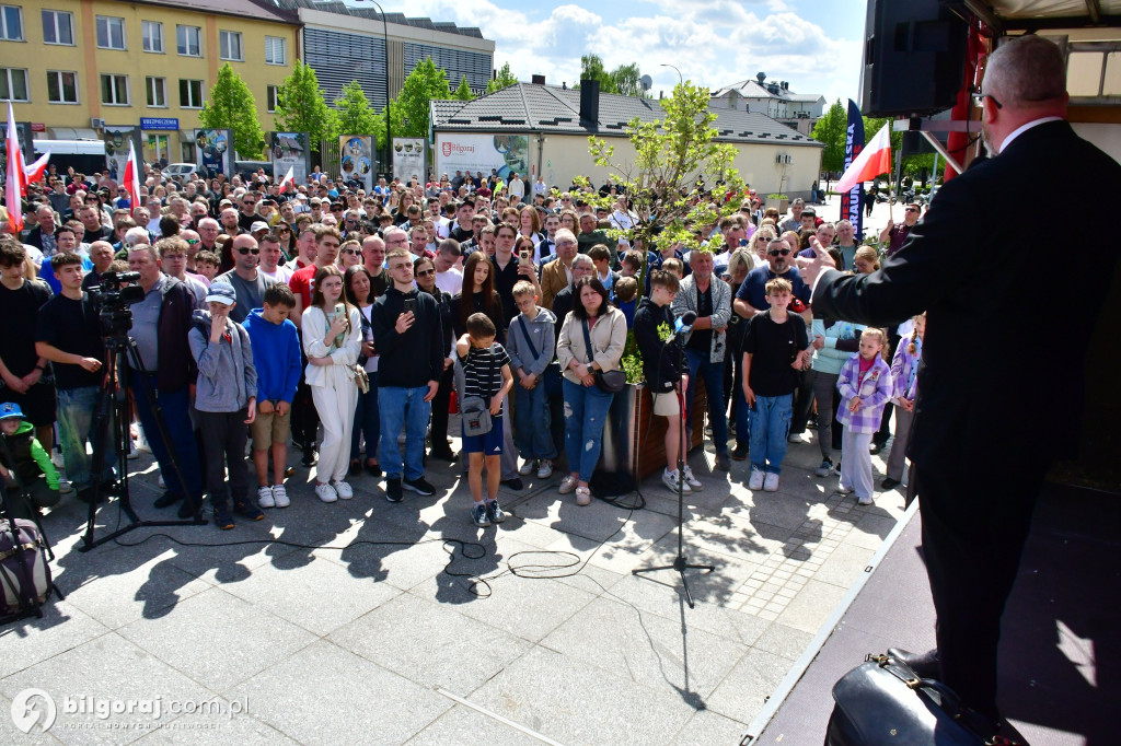 Kilkaset osób na wiecu wyborczym Grzegorza Brauna w Biłgoraju: patriotyczne przesłanie i program „Tu jest Polska”