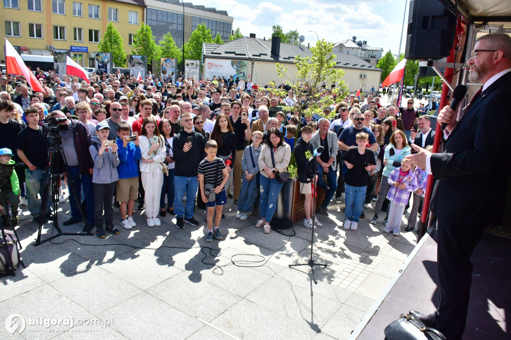 Kilkaset osób na wiecu wyborczym Grzegorza Brauna w Biłgoraju: patriotyczne przesłanie i program „Tu jest Polska”