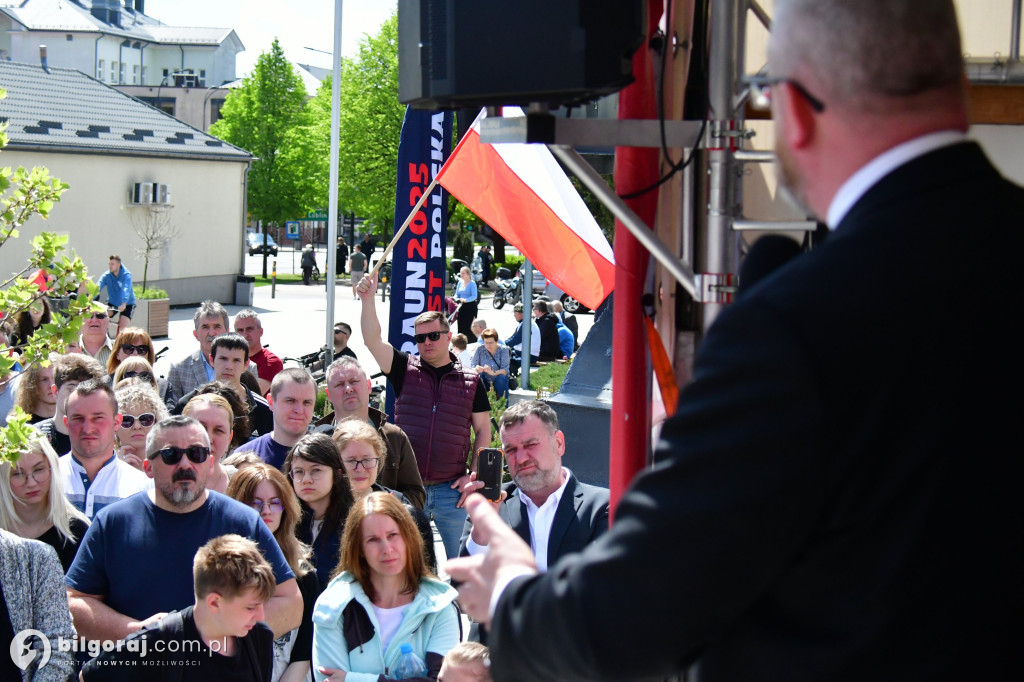 Kilkaset osób na wiecu wyborczym Grzegorza Brauna w Biłgoraju: patriotyczne przesłanie i program „Tu jest Polska”