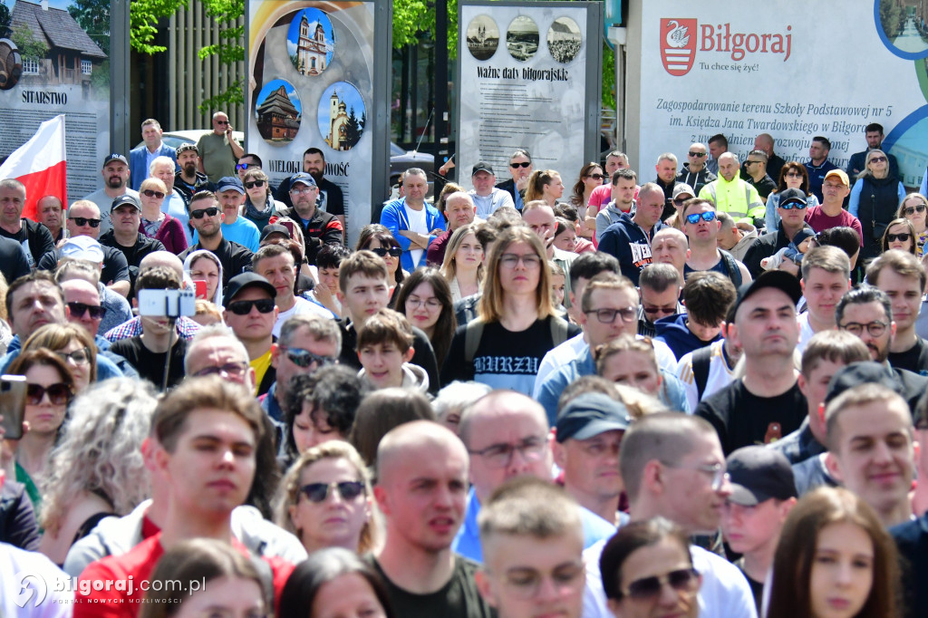 Kilkaset osób na wiecu wyborczym Grzegorza Brauna w Biłgoraju: patriotyczne przesłanie i program „Tu jest Polska”