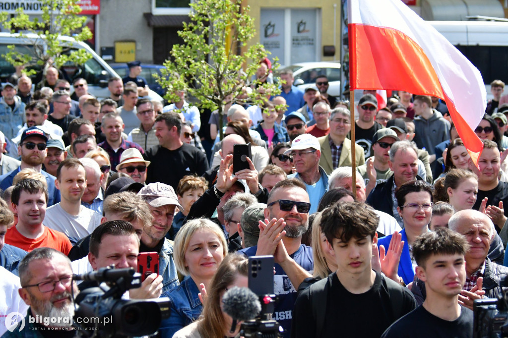 Kilkaset osób na wiecu wyborczym Grzegorza Brauna w Biłgoraju: patriotyczne przesłanie i program „Tu jest Polska”
