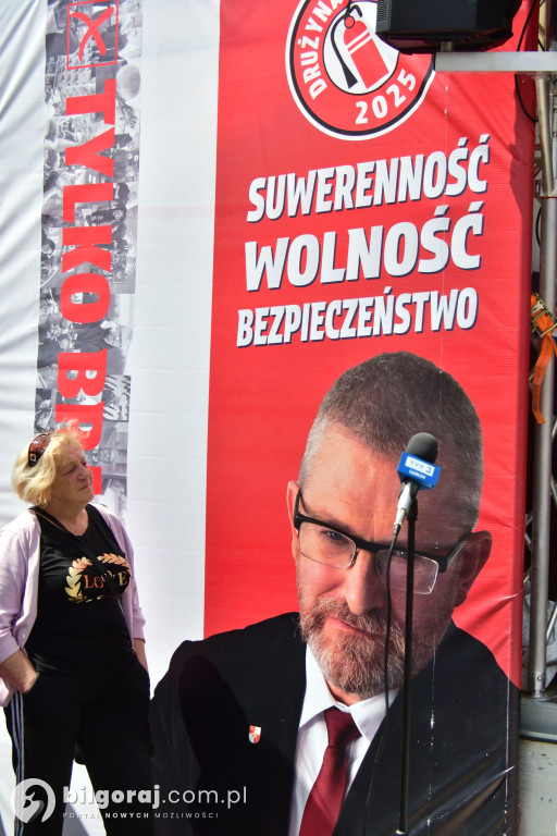 Kilkaset osób na wiecu wyborczym Grzegorza Brauna w Biłgoraju: patriotyczne przesłanie i program „Tu jest Polska”