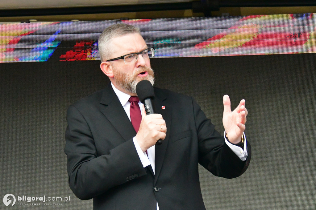 Kilkaset osób na wiecu wyborczym Grzegorza Brauna w Biłgoraju: patriotyczne przesłanie i program „Tu jest Polska”