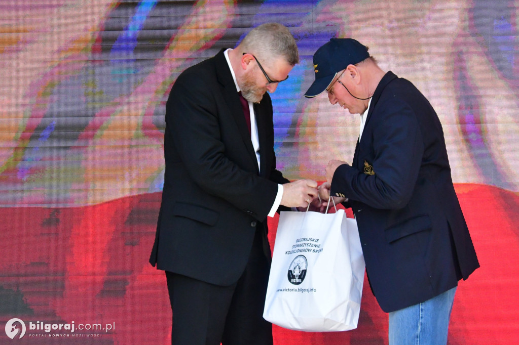 Kilkaset osób na wiecu wyborczym Grzegorza Brauna w Biłgoraju: patriotyczne przesłanie i program „Tu jest Polska”