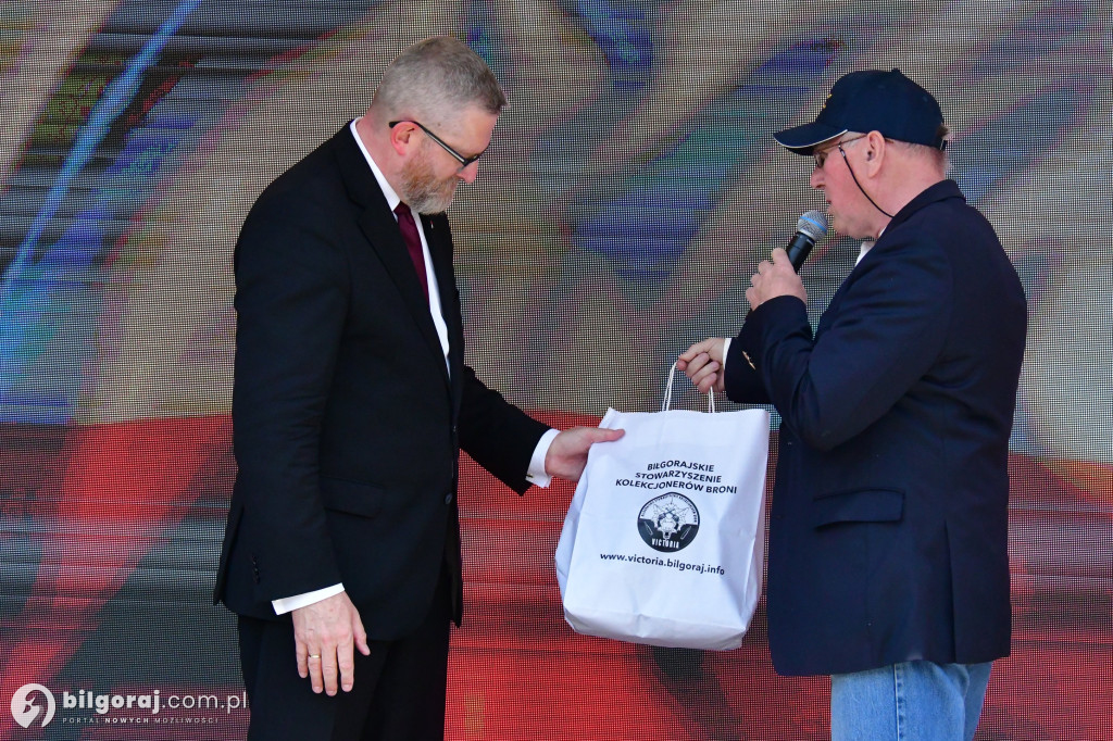 Kilkaset osób na wiecu wyborczym Grzegorza Brauna w Biłgoraju: patriotyczne przesłanie i program „Tu jest Polska”