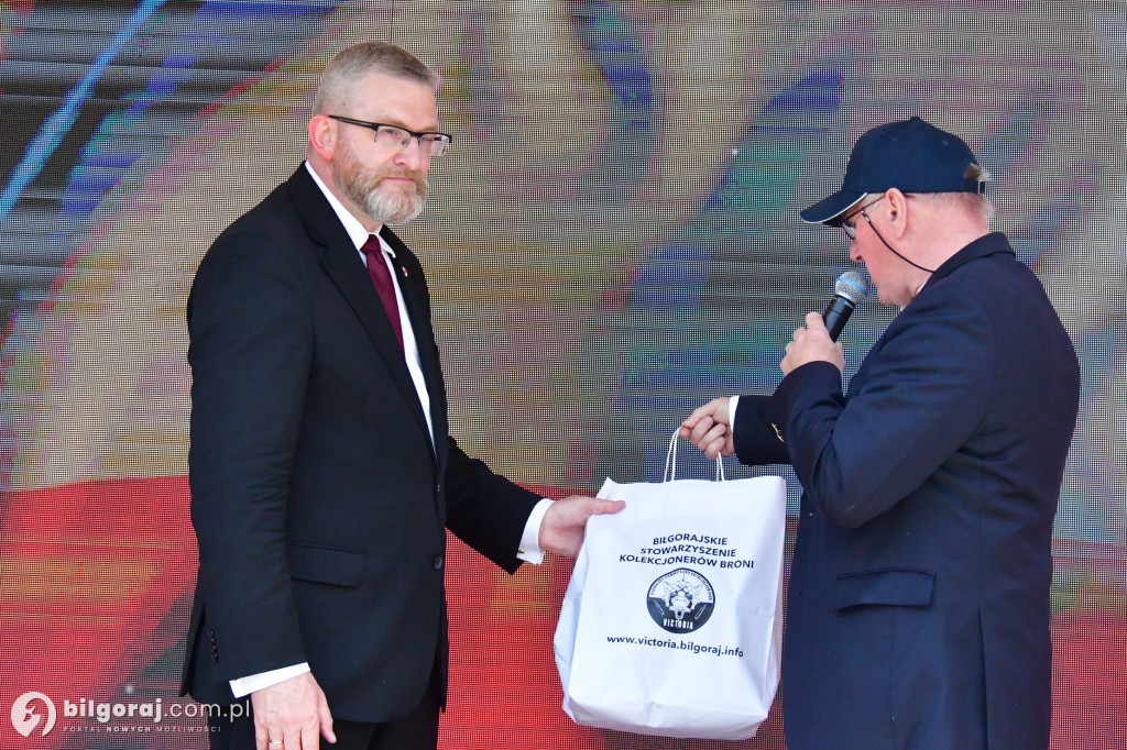 Kilkaset osób na wiecu wyborczym Grzegorza Brauna w Biłgoraju: patriotyczne przesłanie i program „Tu jest Polska”