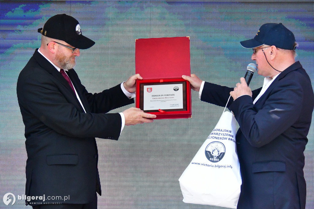 Kilkaset osób na wiecu wyborczym Grzegorza Brauna w Biłgoraju: patriotyczne przesłanie i program „Tu jest Polska”