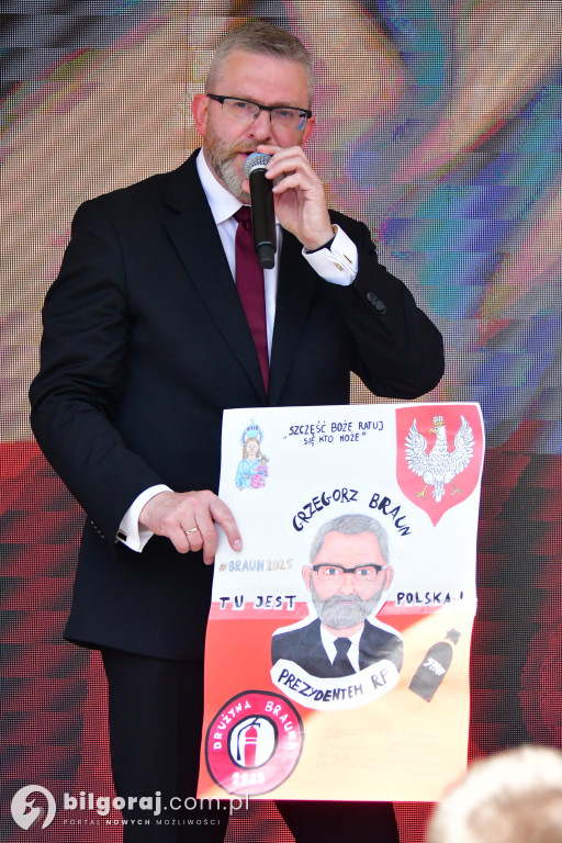 Kilkaset osób na wiecu wyborczym Grzegorza Brauna w Biłgoraju: patriotyczne przesłanie i program „Tu jest Polska”