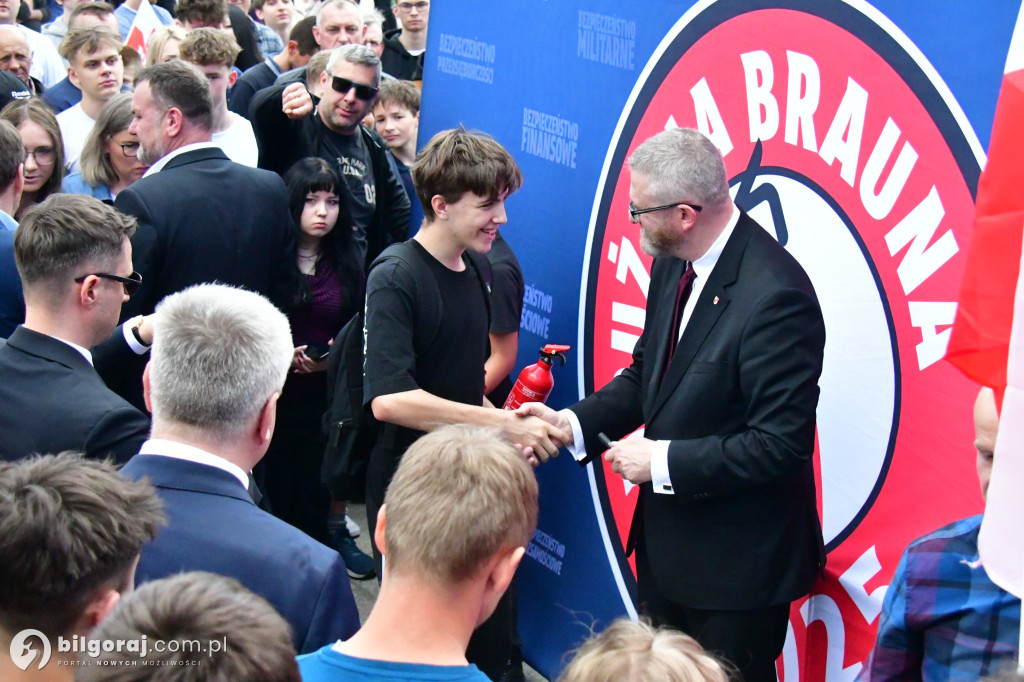 Kilkaset osób na wiecu wyborczym Grzegorza Brauna w Biłgoraju: patriotyczne przesłanie i program „Tu jest Polska”