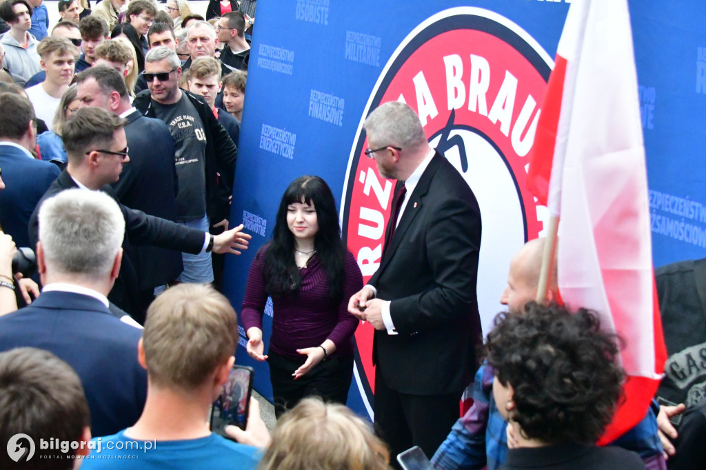 Kilkaset osób na wiecu wyborczym Grzegorza Brauna w Biłgoraju: patriotyczne przesłanie i program „Tu jest Polska”